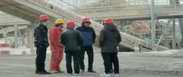 鑫金山機械技術(shù)人員不畏嚴(yán)寒在生產(chǎn)現(xiàn)場第一線，實地勘測調(diào)查